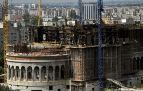 Circa 50.000 de oameni au asistat la slujba de sfintire a Catedralei Mantuirii Neamului