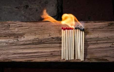 Un fost preot s-a autoincendiat in apropierea Catedralei Neamului