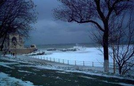 Ninsoarea si viscolul afecteaza traficul pe DN1