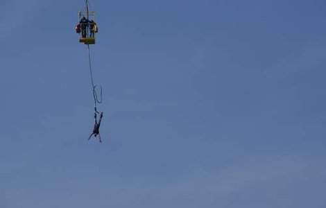  Video  Bungee jumping esuat: A supravietuit caderii in fluviu