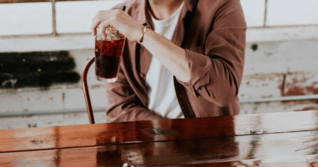 Studiu: Consumul bauturilor cu zahar, asociat cu munca la ore tarzii, poate creste riscul de diabet