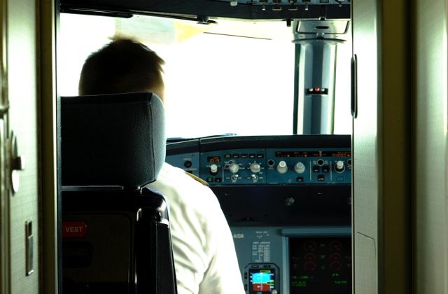 Un pilot a atipit in cabina avionului si a depasit zona de aterizare cu 46 de kilometri