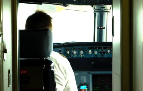 Un pilot a atipit in cabina avionului si a depasit zona de aterizare cu 46 de kilometri