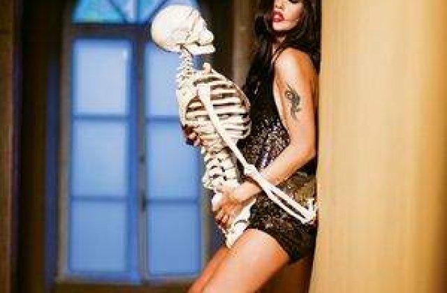 'De ce chemati, manca-v-as gura, toate panaramele astea, toate rapandulele astea rasuflate?'