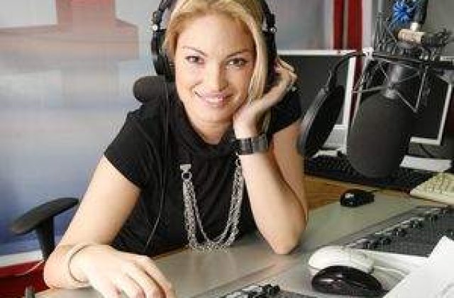 Valentina Pelinel defileaza pe podiumul Radio InfoPro