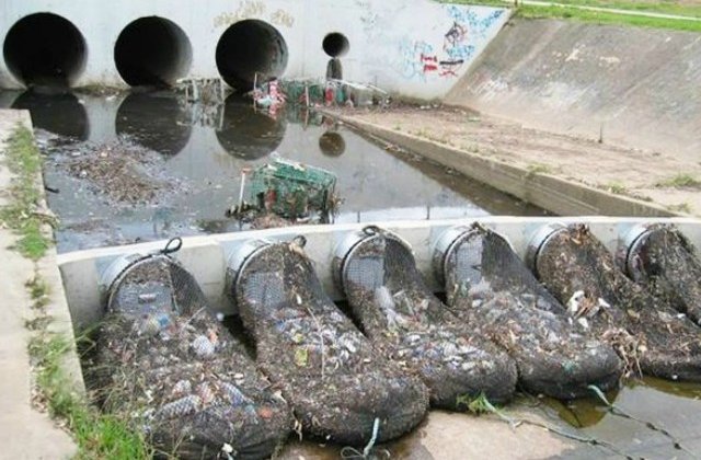 Autoritatile unui orasel din Australia au gasit o solutie ingenioasa pentru curatarea apelor poluate