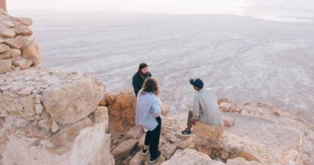 Romanii sunt printre cei mai incantati europeni atunci cand isi intalnesc semenii in calatorii