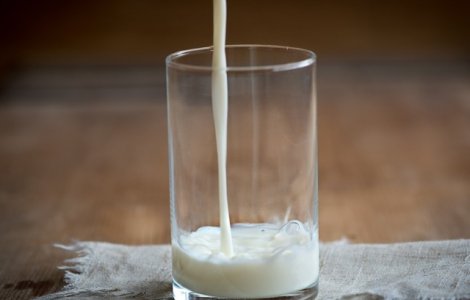 Suceava: O fetita a murit de foame, dupa ce a fost hranita doar cu lapte si ceai