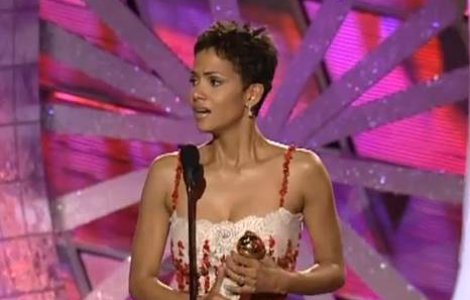 Halle Berry s-a logodit cu Brad Pitt... varianta franceza