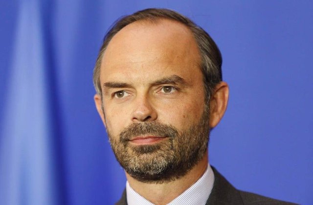 Guvernul francez a decis suspendarea cresterii taxelor la carburanti, ca urmare a protestelor masive