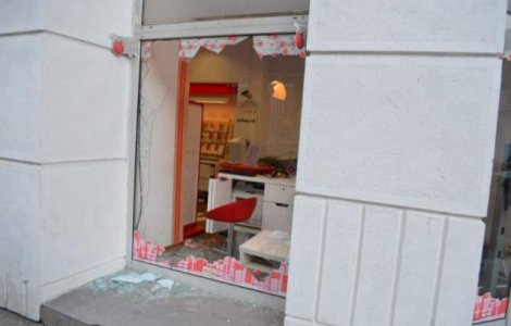 Bucurestiul, dupa "huliganiada": Unii distrug, altii strang, multi se plang