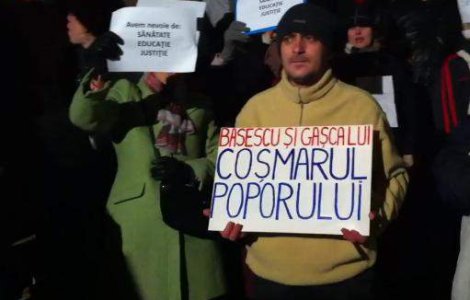 Peste 13.000 de persoane au protestat luni in toata tara