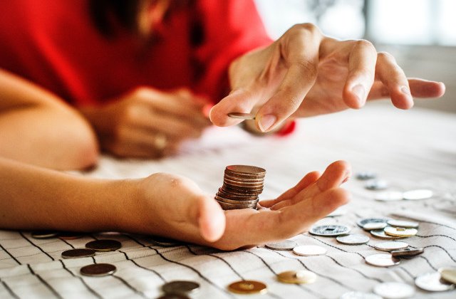 De ce nu e bine sa fluieri in casa: 8 superstitii bizare despre bani