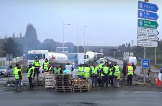 Un sofer roman de camion a fost lovit cu o bucata de lemn in timpul protestelor din Franta