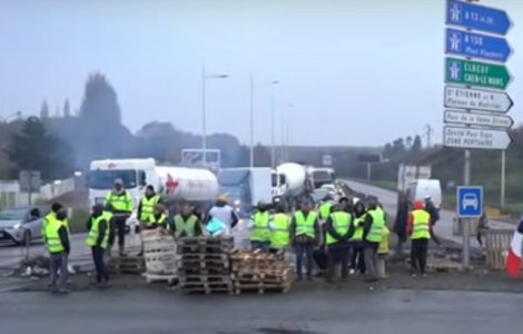 Un sofer roman de camion a fost lovit cu o bucata de lemn in timpul protestelor din Franta