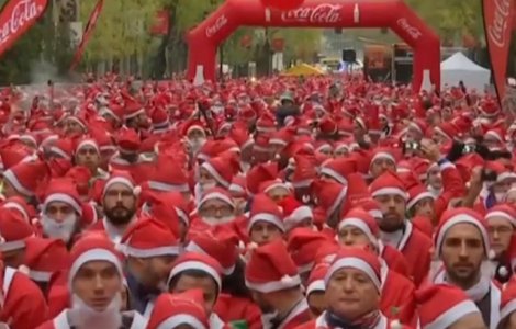 Mii de oameni imbracati in Mos Craciun au participat la o cursa de caritate in Madrid