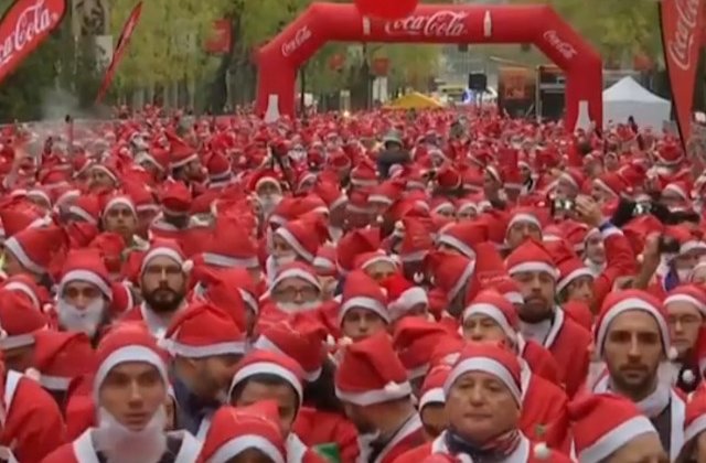 Mii de oameni imbracati in Mos Craciun au participat la o cursa de caritate in Madrid