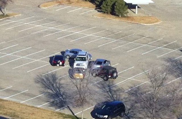 Soferi care sfideaza orice regula: 10+ imagini cu masini parcate total aiurea