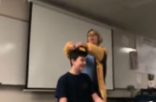 O profesoara a fost arestata pentru ca a tuns fortat un elev, in timp ce fredona imnul Americii / VIDEO