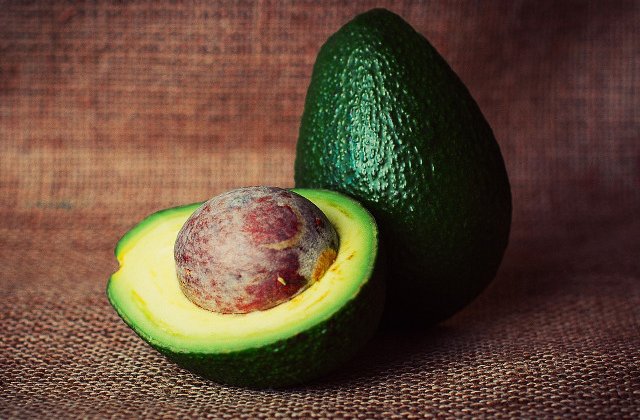 De la tratarea cosurilor la dressing pentru salata. 10 intrebuintari mai putin cunoscute ale uleiului de avocado