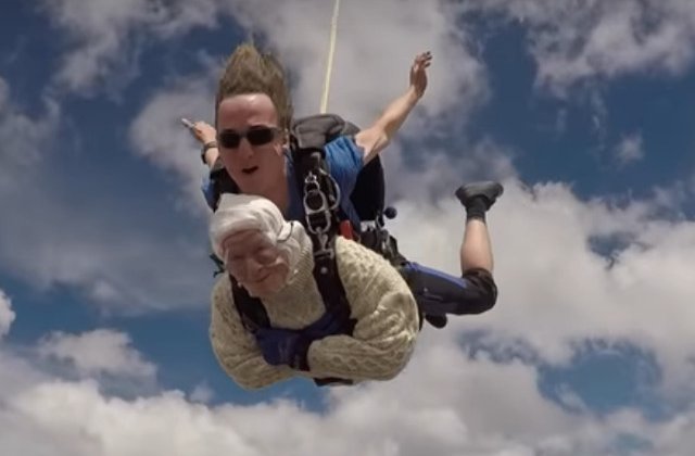 O femeie de 102 ani a devenit cea mai batrana persoana din lume care a sarit cu parasuta/ VIDEO