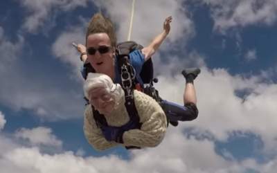 O femeie de 102 ani a devenit...