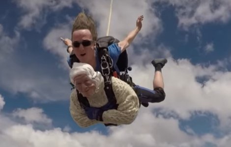 O femeie de 102 ani a devenit cea mai batrana persoana din lume care a sarit cu parasuta/ VIDEO