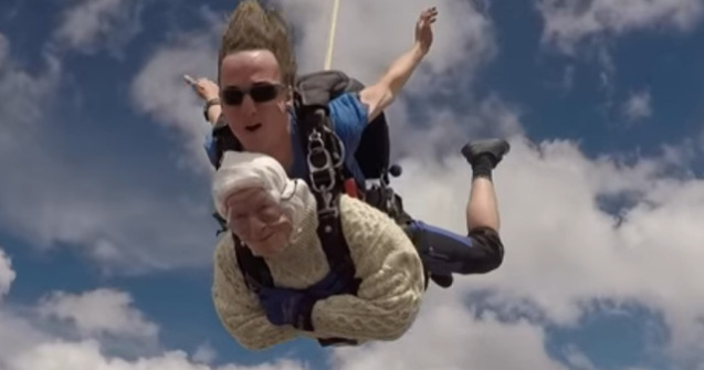 O femeie de 102 ani a devenit cea mai batrana persoana din lume care a sarit cu parasuta/ VIDEO