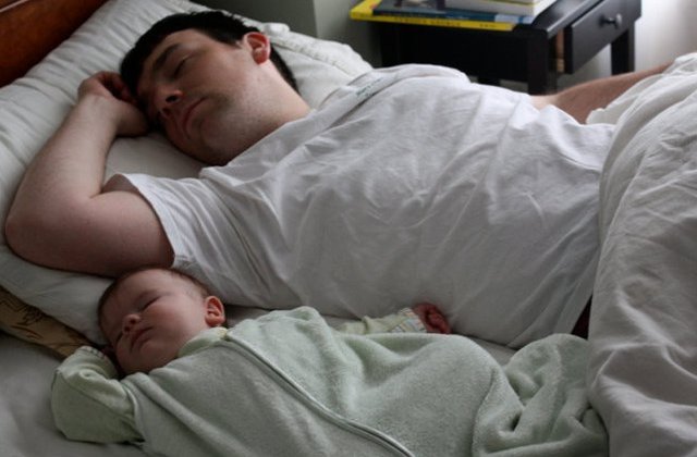 10 fotografii haioase care demonstreaza ca fiii au aceleasi obiceiuri ca tatii lor inca de mici