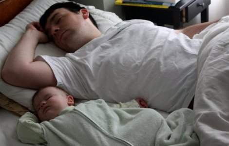  Top  10 fotografii haioase care demonstreaza ca fiii au aceleasi obiceiuri ca tatii lor inca de mici