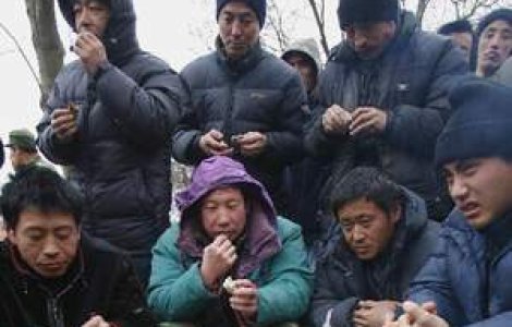 Chinezii din fata ambasadei de la Bucuresti, victimele crizei si intermediarilor dubiosi