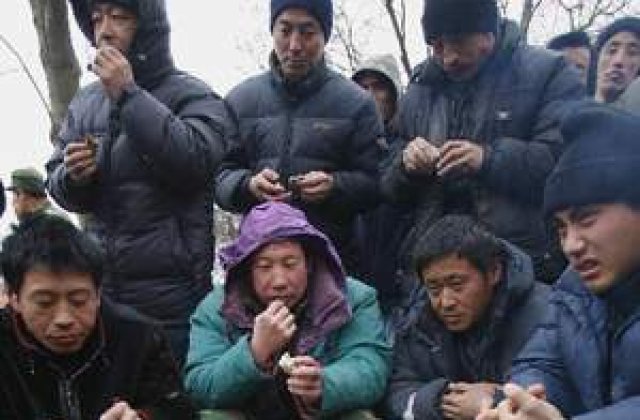 Chinezii din fata ambasadei de la Bucuresti, victimele crizei si intermediarilor dubiosi