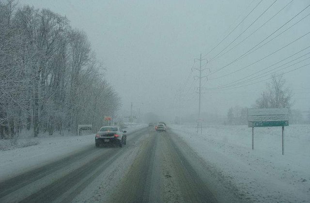 Iarna se dezlantuie: Sute de masini blocate in nameti