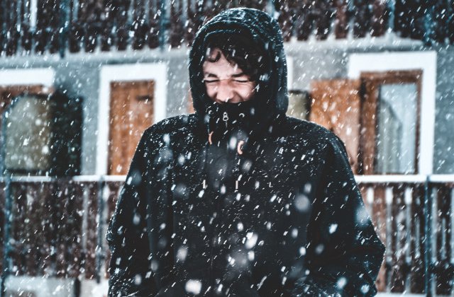 Cod PORTOCALIU de ninsori si viscol in 9 judete, pana duminica la pranz. Ninsori si lapovita, in restul tarii