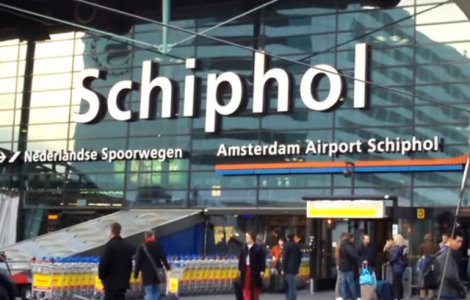 Un roman a fost retinut dupa ce a amenintat cu cutitul mai multi oameni la aeroportul din Amsterdam