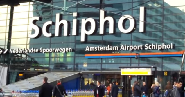 Un roman a fost retinut dupa ce a amenintat cu cutitul mai multi oameni la aeroportul din Amsterdam