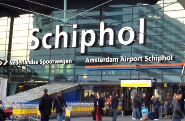 Un roman a fost retinut dupa ce a amenintat cu cutitul mai multi oameni la aeroportul din Amsterdam