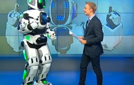 Un robot umanoid prezentat la televiziunea rusa s-a dovedit a fi un barbat costumat/ VIDEO