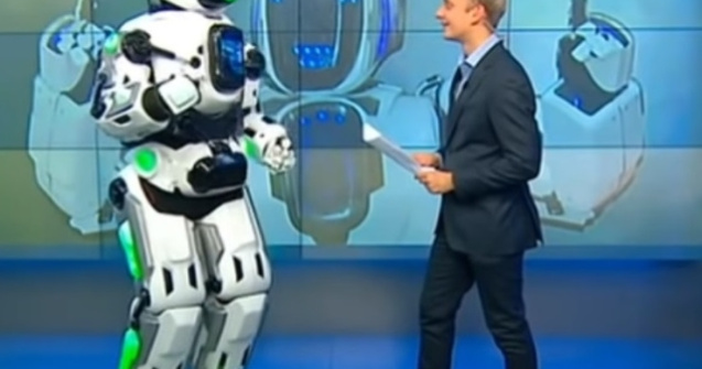 Un robot umanoid prezentat la televiziunea rusa s-a dovedit a fi un barbat costumat/ VIDEO