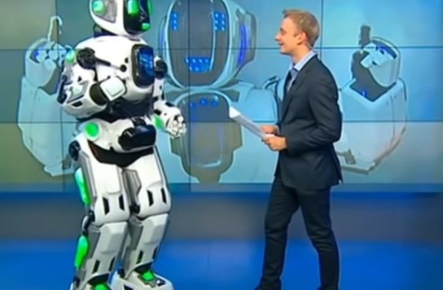 Un robot umanoid prezentat la televiziunea rusa s-a dovedit a fi un barbat costumat/ VIDEO