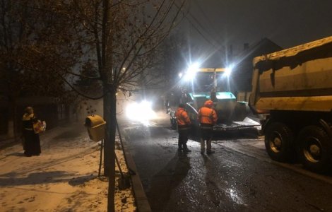 Asfaltare pe zapada la Craiova. Consilier local: Sunt curios cat are aceasta lucrare garantie/ VIDEO