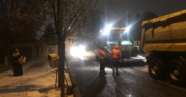 Asfaltare pe zapada la Craiova. Consilier local: Sunt curios cat are aceasta lucrare garantie/ VIDEO