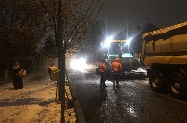 Asfaltare pe zapada la Craiova. Consilier local: Sunt curios cat are aceasta lucrare garantie/ VIDEO