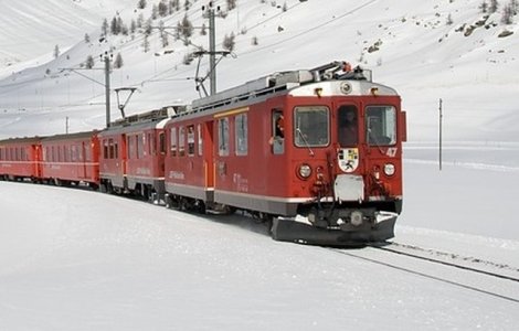 Mai multe trenuri cu sute de calatori, blocate. Intarzieri din cauza vremii nefavorabile