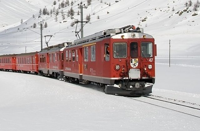 Mai multe trenuri cu sute de calatori, blocate. Intarzieri din cauza vremii nefavorabile