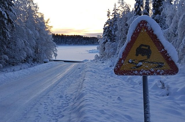 IGSU: 14 judete si 11 drumuri nationale afectate de caderile de zapada