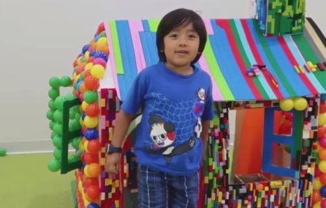 Un baietel de sapte ani a castigat 22 de milioane de dolari cu canalul sau de YouTube