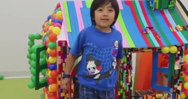 Un baietel de sapte ani a castigat 22 de milioane de dolari cu canalul sau de YouTube