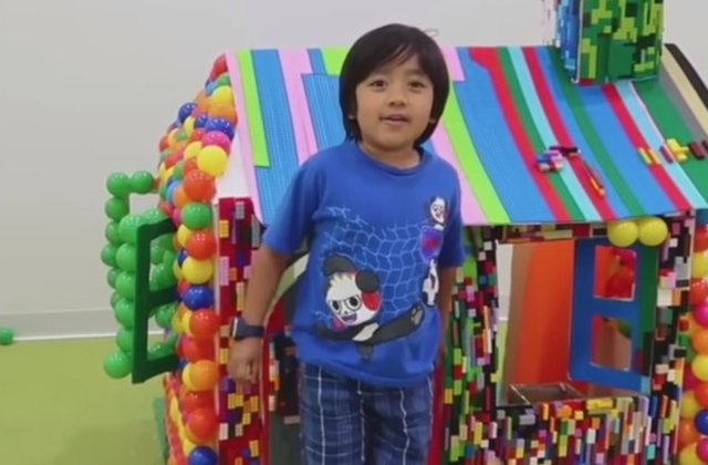 Un baietel de sapte ani a castigat 22 de milioane de dolari cu canalul sau de YouTube