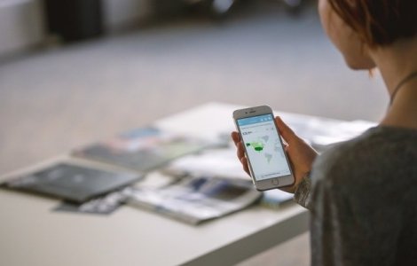 O companie ofera recompensa de 100.000 de dolari pentru a trai un an fara smartphone